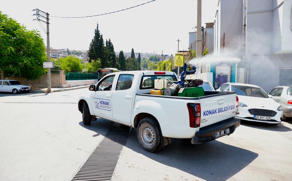 Konak’ta sivrisineklere karşı ilaçlama çalışmaları aralıksız sürüyor