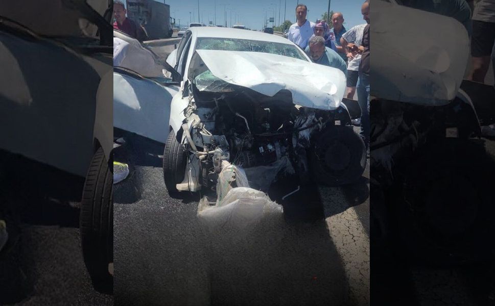 İzmir'de kontrolden çıkan otomobil bariyerlere çarptı, 1 kişi ağır yaralandı