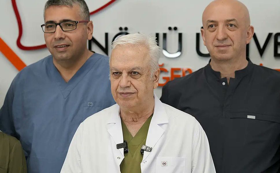 Dünyanın ilk sekizli çapraz karaciğer nakil ameliyatı Türkiye'de yapıldı