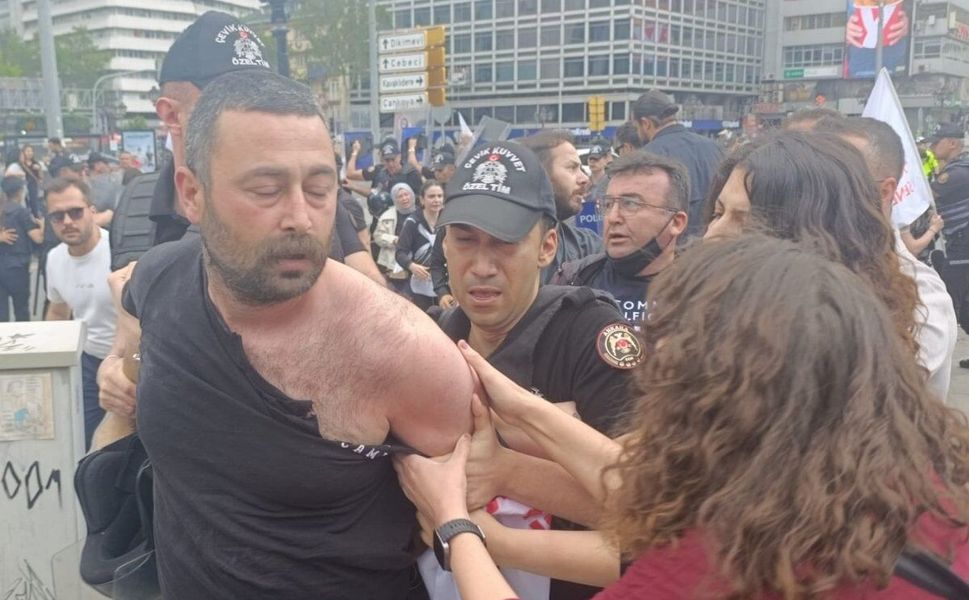 “Öğretmene cop, talebe barikat”