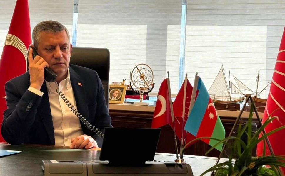 Özgür Özel'den İzmir'deki belediye başkanlarına: CHP'den istifa etmeyin