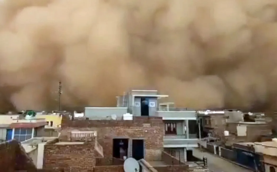 Pakistan'da şiddetli toz fırtınası can aldı: 4 ölü, 60 yaralı
