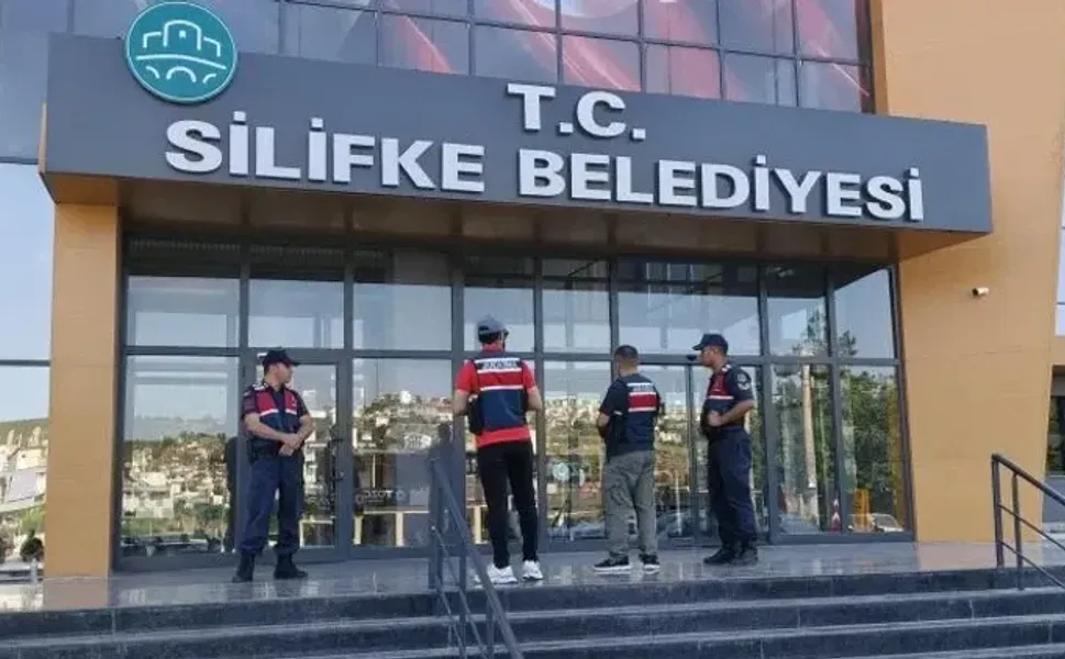 Silifke Belediyesi'ne operasyon! Belediye başkanı dahil çok sayıda kişi gözaltına alındı