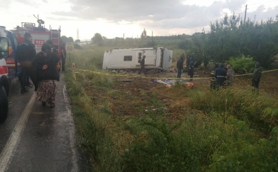 Tur minibüsü şarampole yuvarlandı: 4 ölü, 5'i ağır16 Yaralı