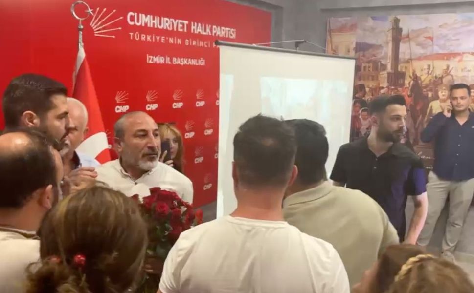 Utku Gümrükçü İl Başkanlığı binasına çiçek gönderince kavga çıktı