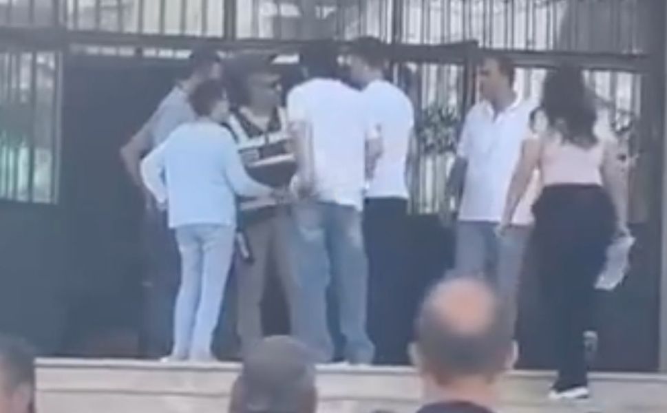 İzmir'de YKS sınavına giren öğrenci 5 litrelik suyla sınava girdi