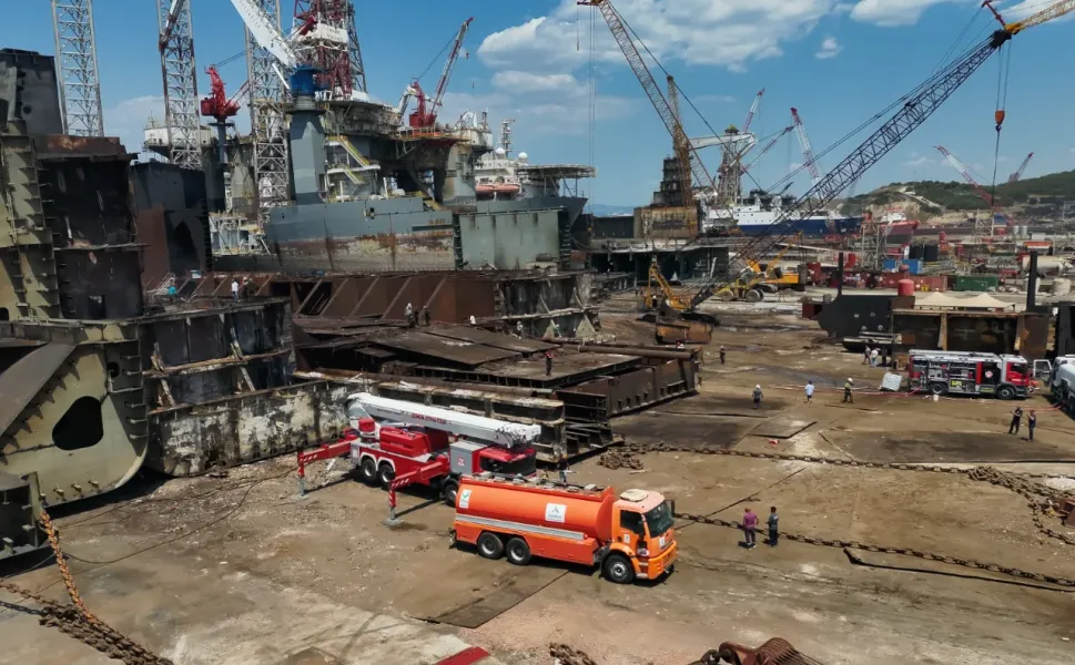 Aliağa Gemi Söküm Tesisleri’nde tanker yangını kontrol altına alındı