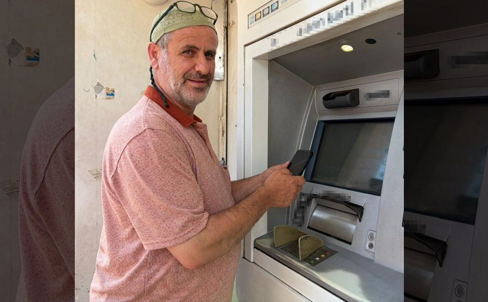 İzmir'de ATM'den çıkan 7 bin lirayı alarak kayıplara karıştı