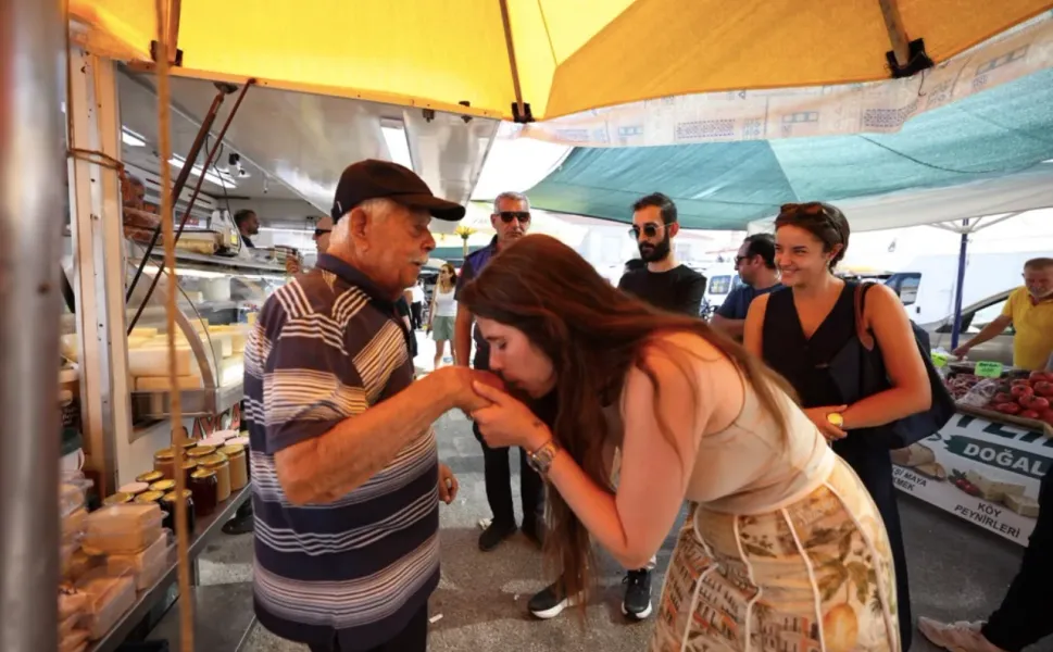Çeşme Belediye Başkanı Denizli, Alaçatı Pazarı’nda esnafla buluştu