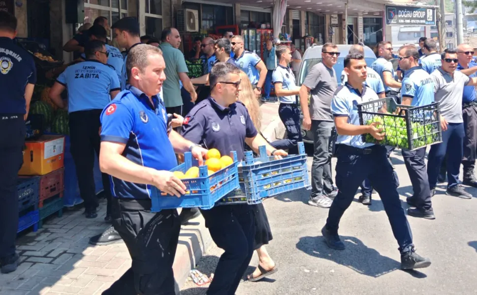 Bayraklı’da seyyar satış ve işgallere denetim: 38 malzeme muhafaza altına alındı