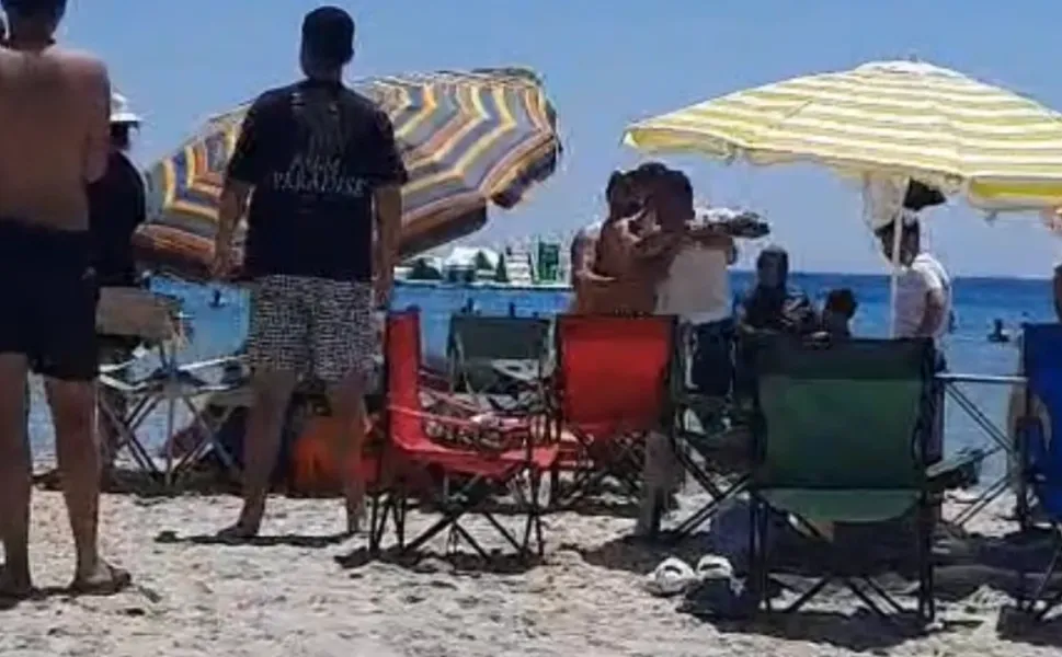Çeşme'de plajda gergin anlar: Şemsiye tartışması büyüdü