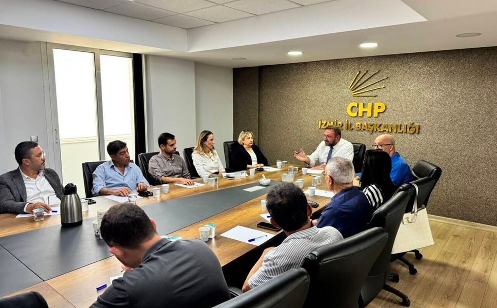 CHP İzmir'in yeni il yönetimi ilk toplantısını yaptı