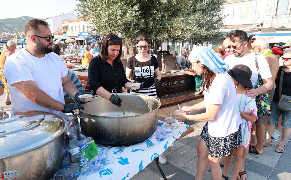 Foça'da aşure kazanları dayanışma için kaynadı