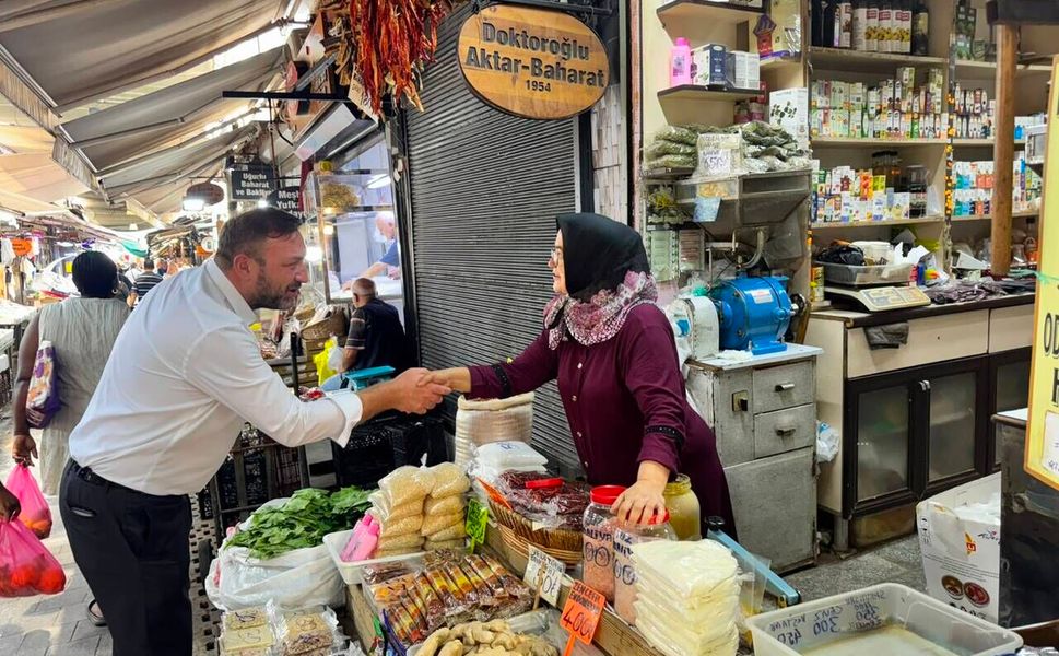 Gümrükçü mesajlarını sahadan verdi: Makamım sokaklardır, kapımız herkese açık!