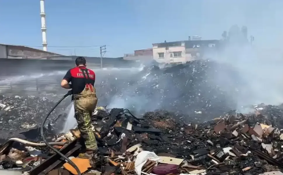İzmir Buca'da boş arazide yangın paniği