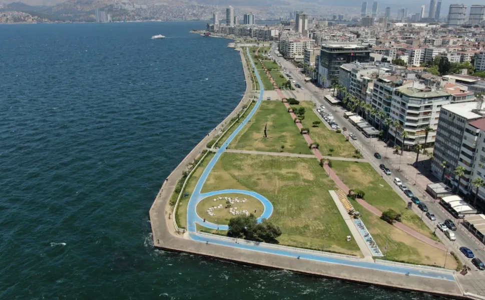 İzmir Kordon'da kavurucu sıcaklar nedeniyle sessizlik hakim