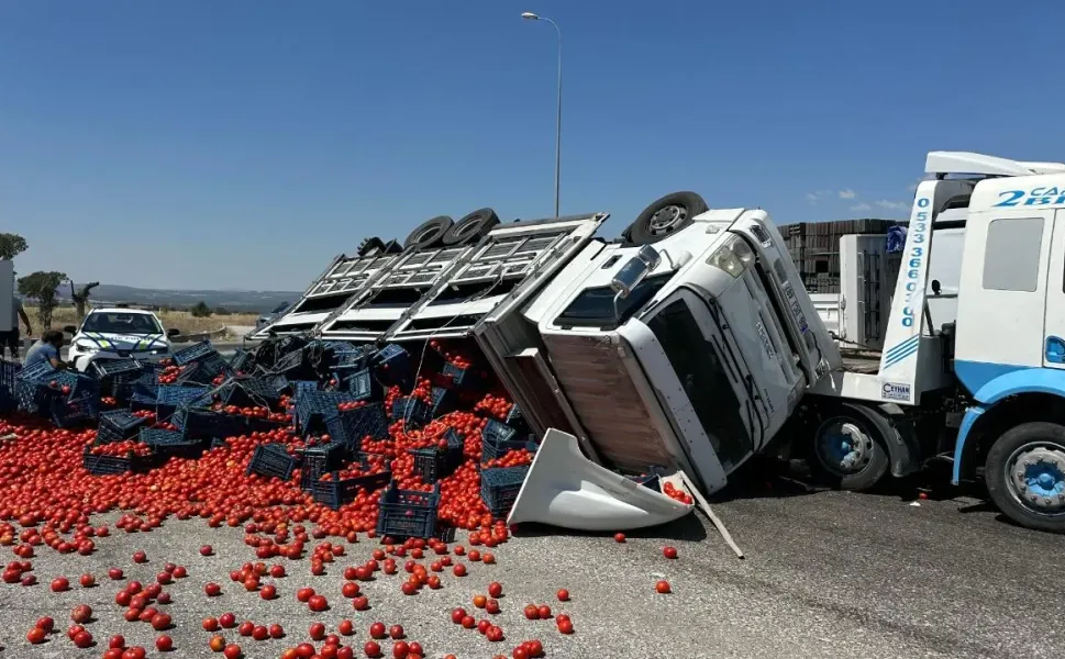 İzmir-Uşak karayolu trafiğe kapandı! Domates yüklü kamyon çekiciden düştü