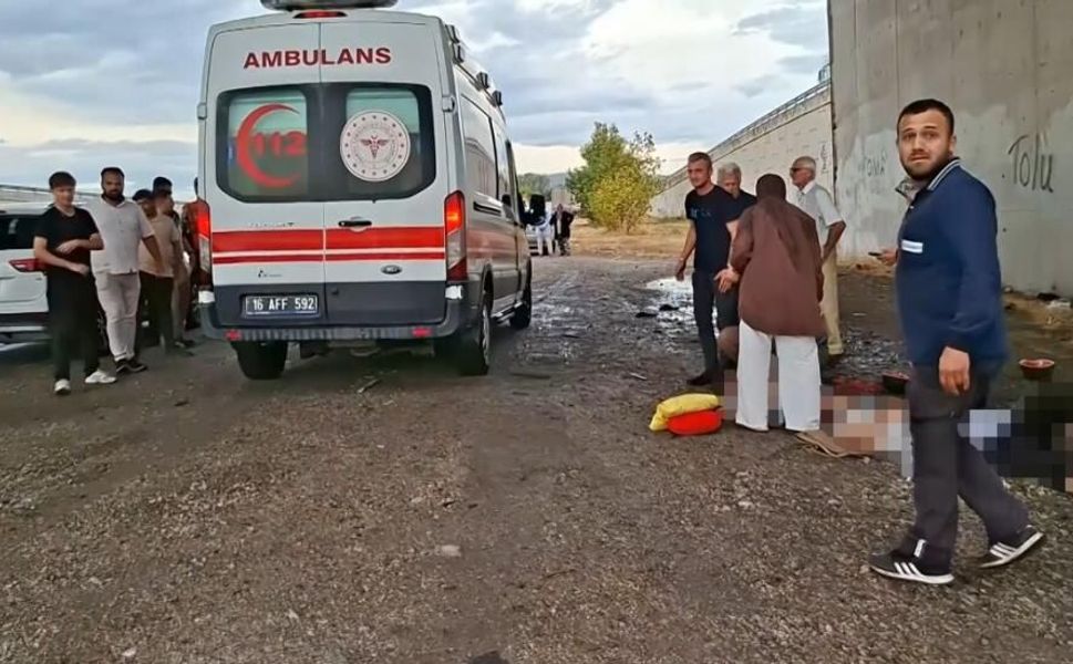İzmir yolunda facia: Kontrolden çıkan otomobil hurdaya döndü, 3 ölü, 2 ağır yaralı!
