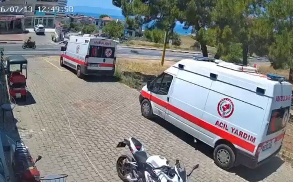 İzmir'de 'U' dönüşü yapan otomobille çarpışan 26 yaşındaki motosikletli öldü