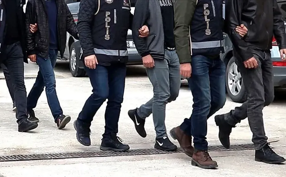 İzmir'deki silahlı kavgaya ilişkin gözaltına alınan 3 şüpheli tutuklandı
