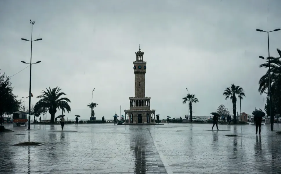İzmir'e sürpriz yağış! Hafta sonu şemsiyenizi unutmayın
