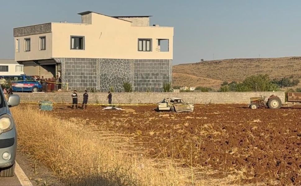 Kontrolden çıkan otomobil evin önünde oturanların arasına daldı: Ölü ve yaralılar var!