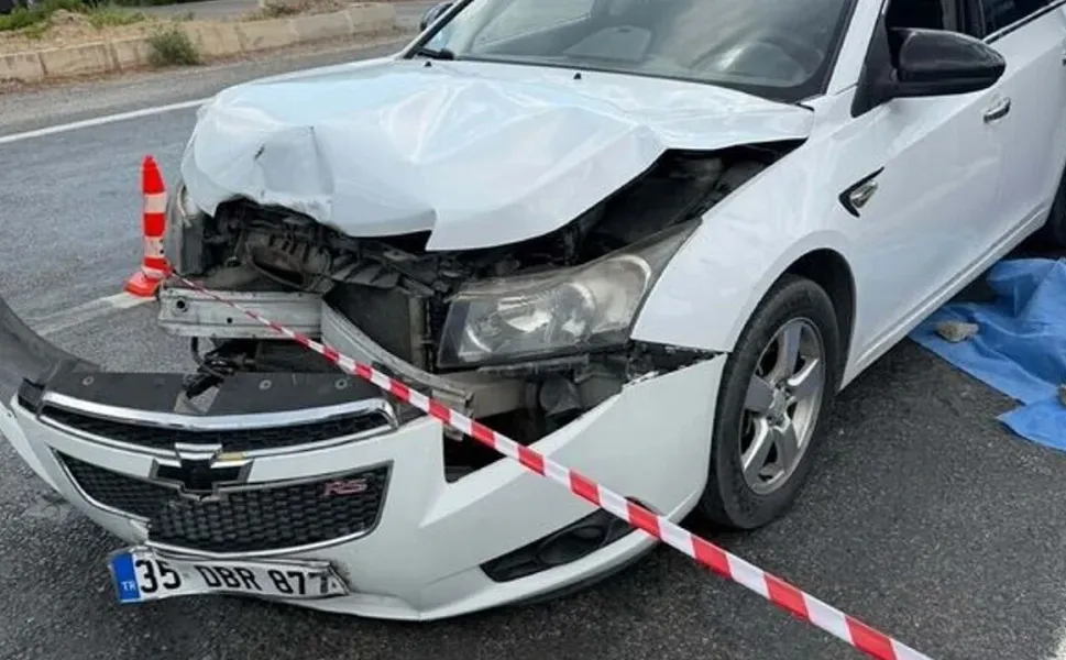İzmir'de otomobille çarpışan motosikletin sürücüsü hastanede öldü