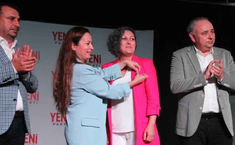 Manisa'da 15 belediye başkanı Yeni Parti'ye geçti