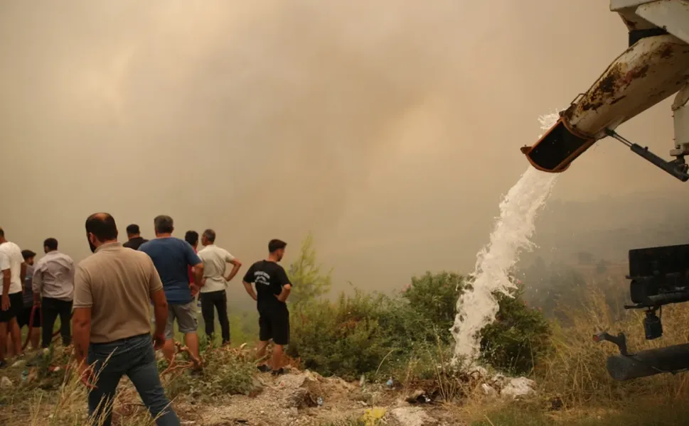 Seydikemer yanıyor... Devlet Hastanesi'nin bir bölümü boşaltıldı