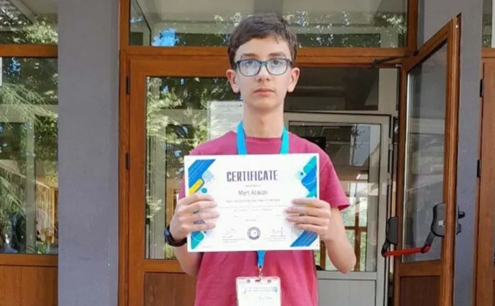 İzmirli BİLSEM öğrencisi Mert Atakan’dan Bulgaristan’da matematikte altın başarı