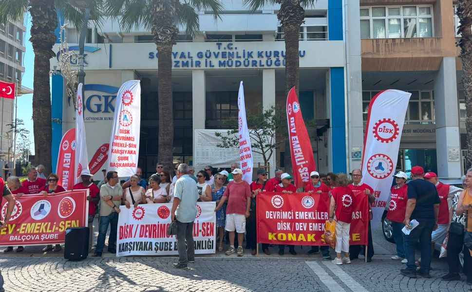 İzmir’de emekliler geçim sıkıntısına dikkat çekti: “Yalnızca geçinmek değil, yaşamak istiyoruz”