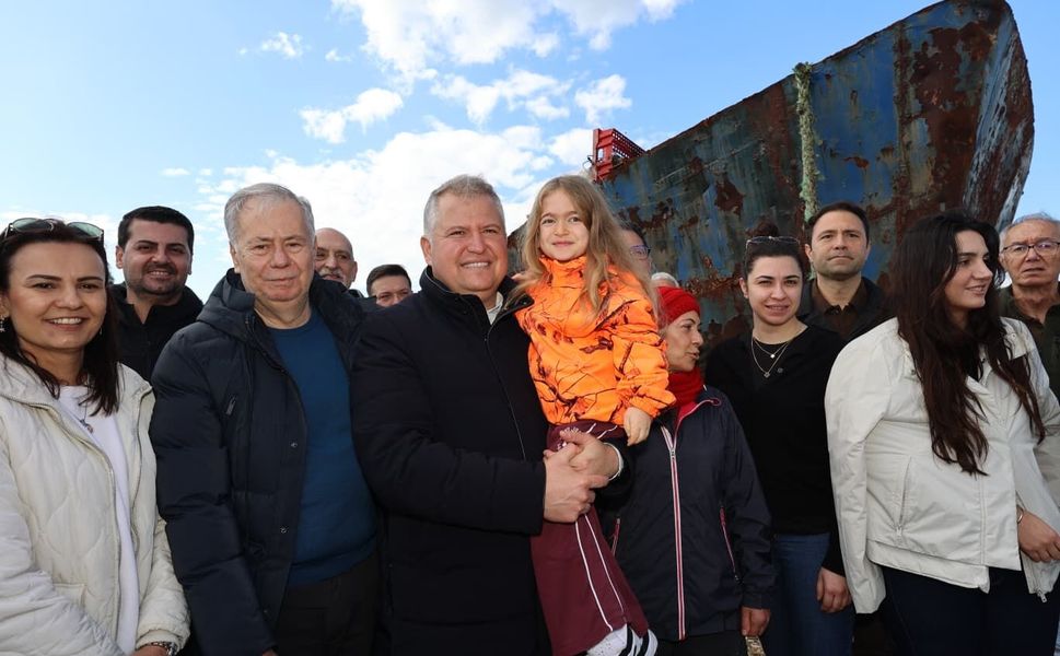 Urla Belediye Başkanı Balkan’ın hurda gemi isyanı: Artık yeter götürün şu gemiyi!