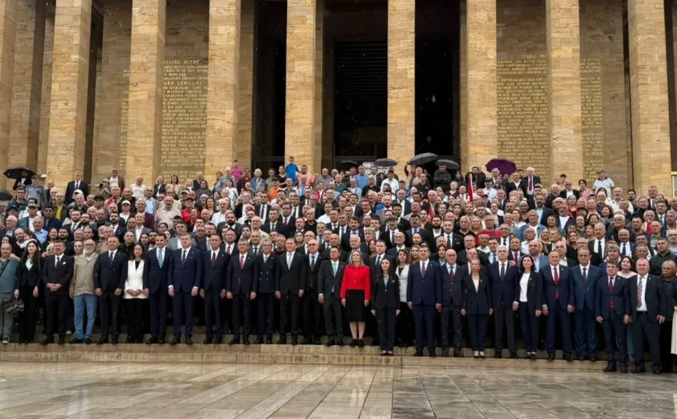 Yeni Parti'nin ilk durağı Anıtkabir oldu: Özel Defter'i imzaladı