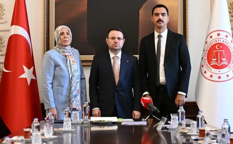 Bakan Gürlek, Muhsin Yazıcıoğlu’nun ailesiyle görüştü
