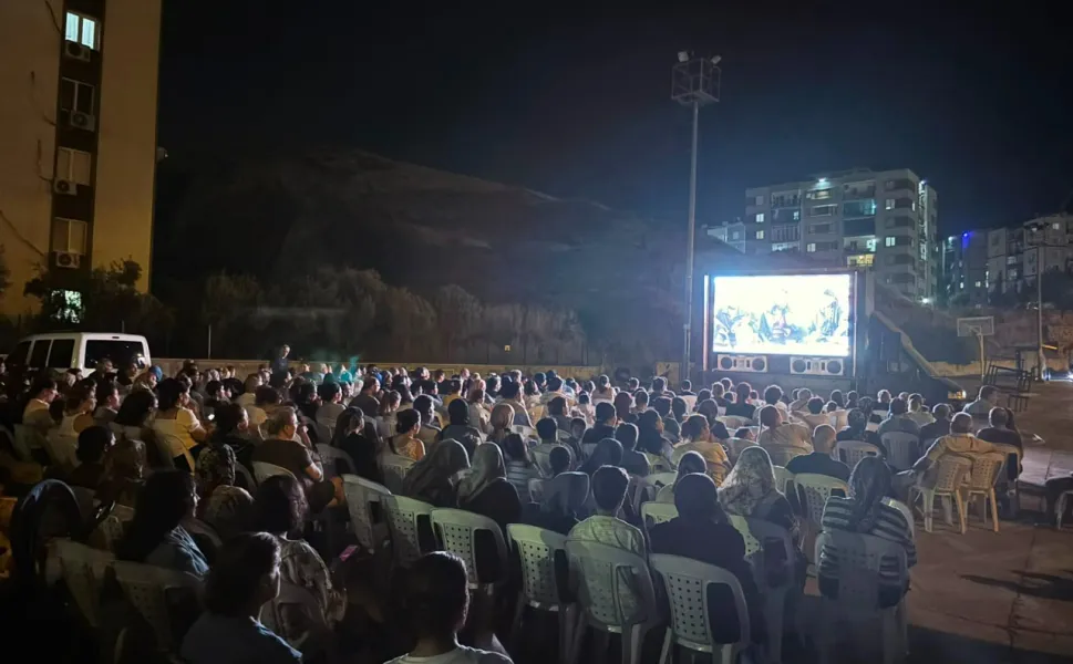 Çiğli’nin mahallelerinde açık hava sineması keyfi