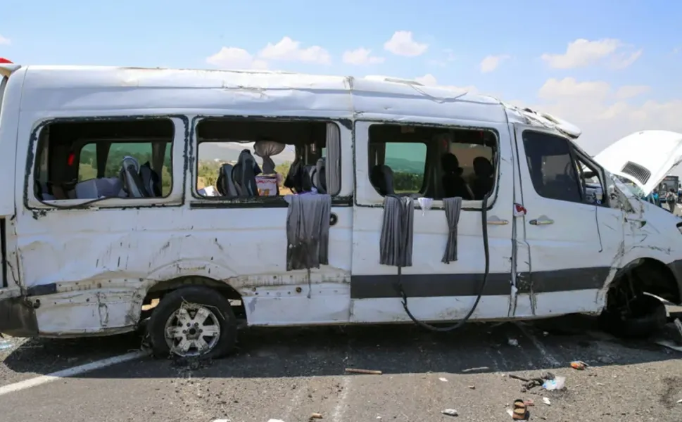 Diyarbakır'da minibüs kazasında bilanço ağırlaşıyor: Can kaybı 7'ye çıktı