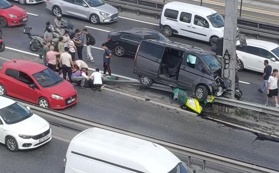 Feci kaza: Çocukları taşıyan araç bariyerlere çarptı, 5’i ağır 13 yaralı!