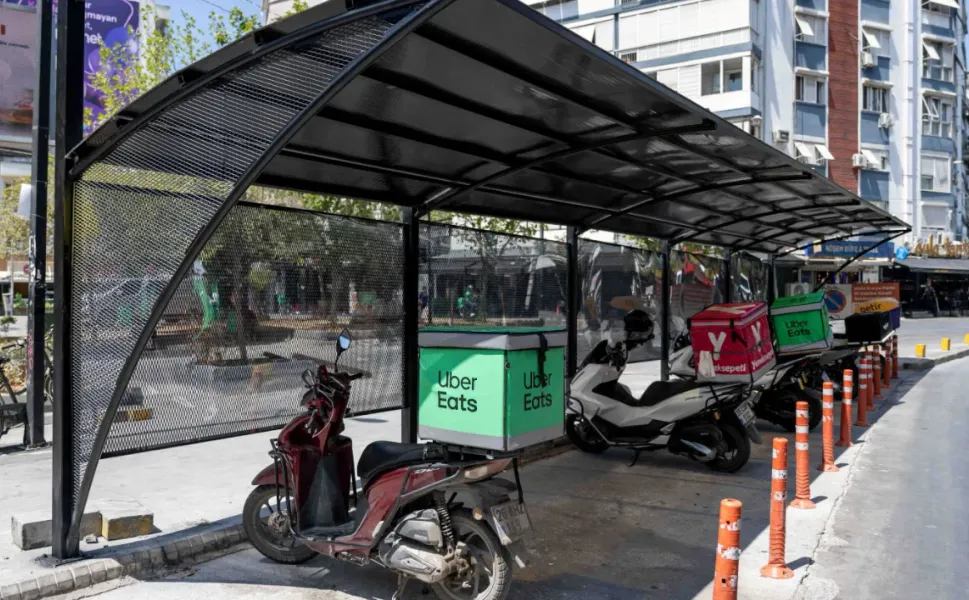 Bornova’da kuryeler ve bankamatik kullanıcıları için gölgelik düzenlemesi