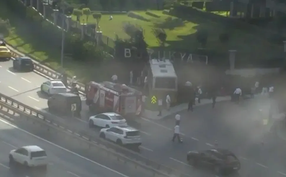 İETT otobüsü sitenin bahçe duvarına çarptı! Çok sayıda yaralı var