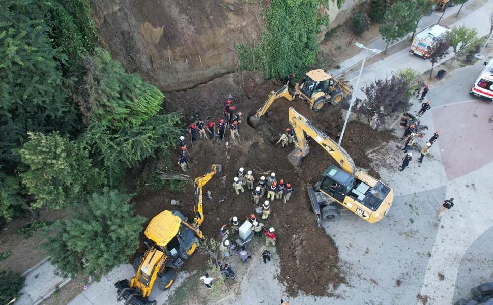 İstanbul'da sahilde göçük: Çok sayıda ekip olay yerine sevk edildi
