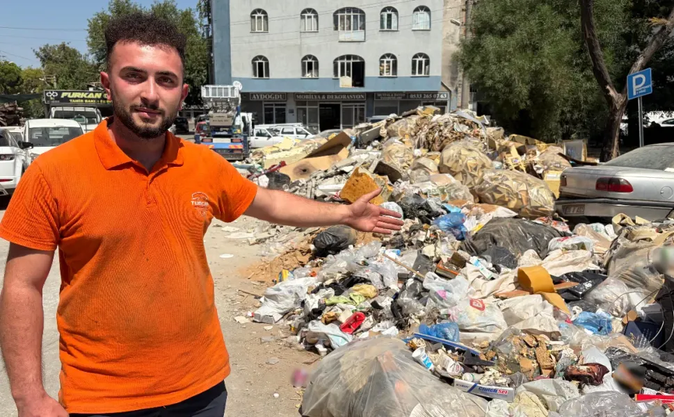 İzmir Buca'da çöp yığınlarına molozlar da eklendi!