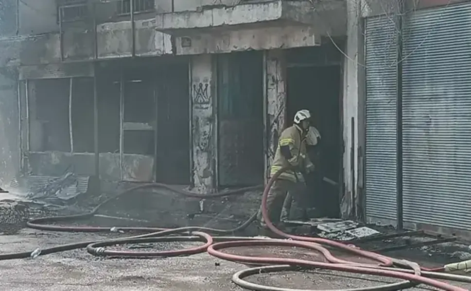 İzmir Buca'da sünger deposunda yangın çıktı