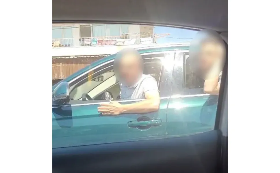 İzmir otoyolunda tehlikeli anlar: Önünü kesip taş attılar