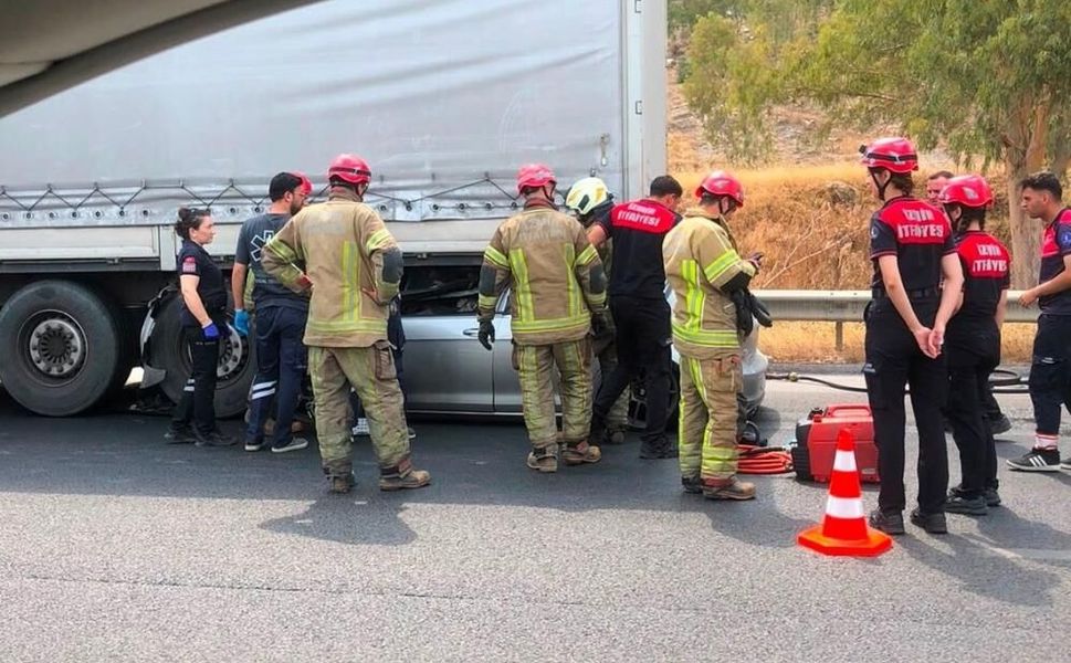 İzmir’de feci kaza: 19 yaşındaki sürücü hayatını kaybetti!