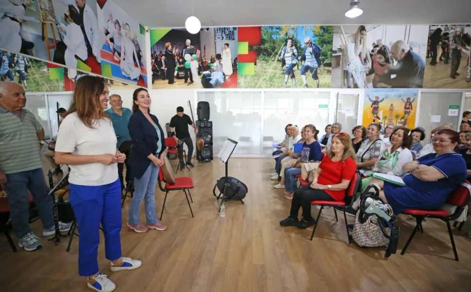 Karşıyaka’nın Bilge Çınarları yazı etkinliklerle geçiriyor