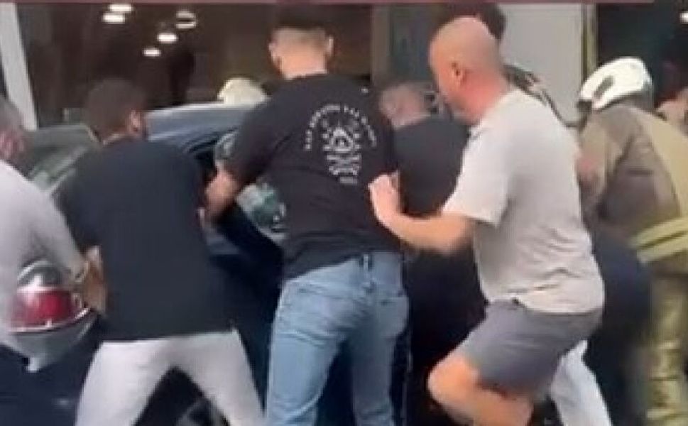 Otomobil kaldırımda yürüyen yayaların arasına daldı: Yaralılar var!