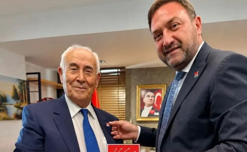 Utku Gümrükçü'den Soyer'e ihanet: Kemal Karataş'a rozeti bizzat taktı