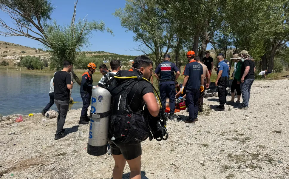 Yem taşıma teknesini kurtarmak isterken barajda can verdi