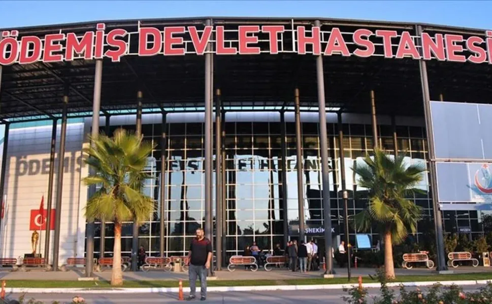 İzmir'de devrilen motosikletin 16 yaşındaki sürücüsü yaralandı