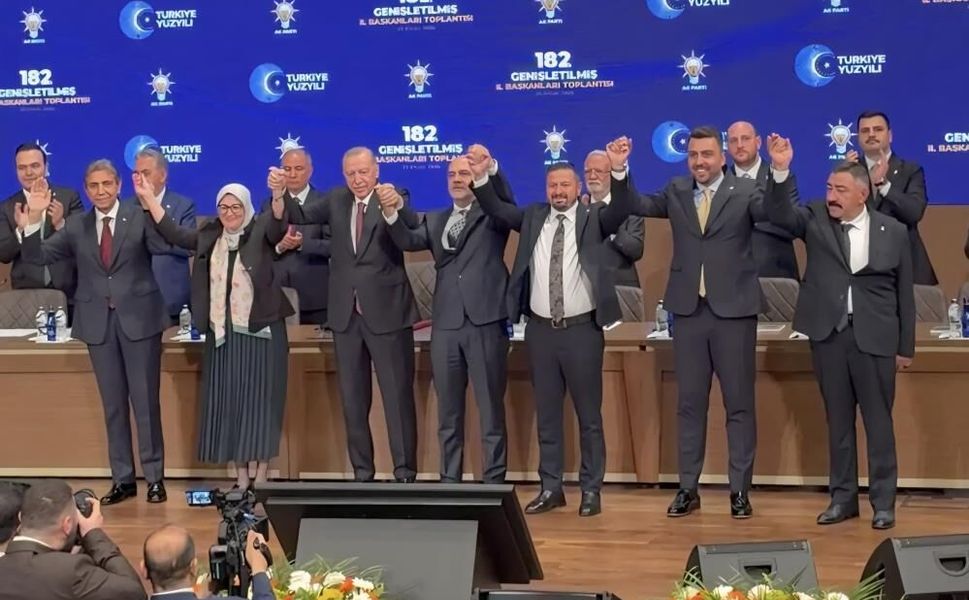 9 belediye başkanı AK Parti’ye katıldı: Rozetleri Erdoğan taktı